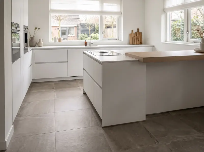 Keuken met een grijze vloer in betonlook